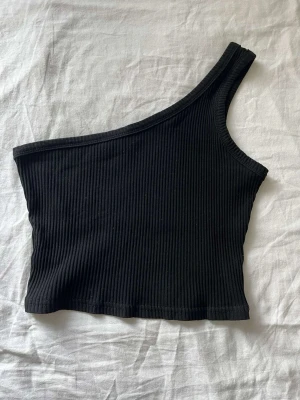 svart topp - kort one shoulder topp i superskick