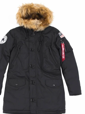 Svart parkajacka Alpha Industries XS - Säljer en svart parkajacka från Alpha Industries i storlek XS. Jackan har fuskpäls på huvan, flera fickor med knappar och dragkedja, samt snygga patchar på ärmarna. Klassisk längre modell med varm känsla och coola detaljer som röd tag på ärmen.
