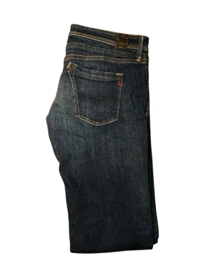 Blåa replay jeans - Säljer ett par mörkblå jeans från Replay i storlek  28/32. Jeansen är i perfekt skick, sparsamt använda och utan några tecken på slitage. Klassisk och stilren modell som passar både till vardag och mer uppklädda tillfällen. Hör gärna av dig vid frågor eller om du är intresserad.