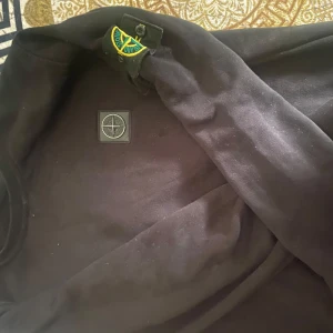 Svart tröja Stone island - Svart sweatshirt från Stone Island med klassisk patch på vänster ärm och logotyp på bröstet. Stl xl Kvinnor, stl m man