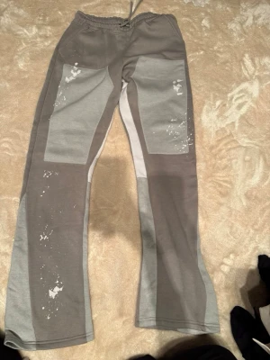 Grå mjukisbyxor  - Säljer ett par grå mjukisbyxor flared som är långa modellen heter tall så rekommenderar att man är 188+