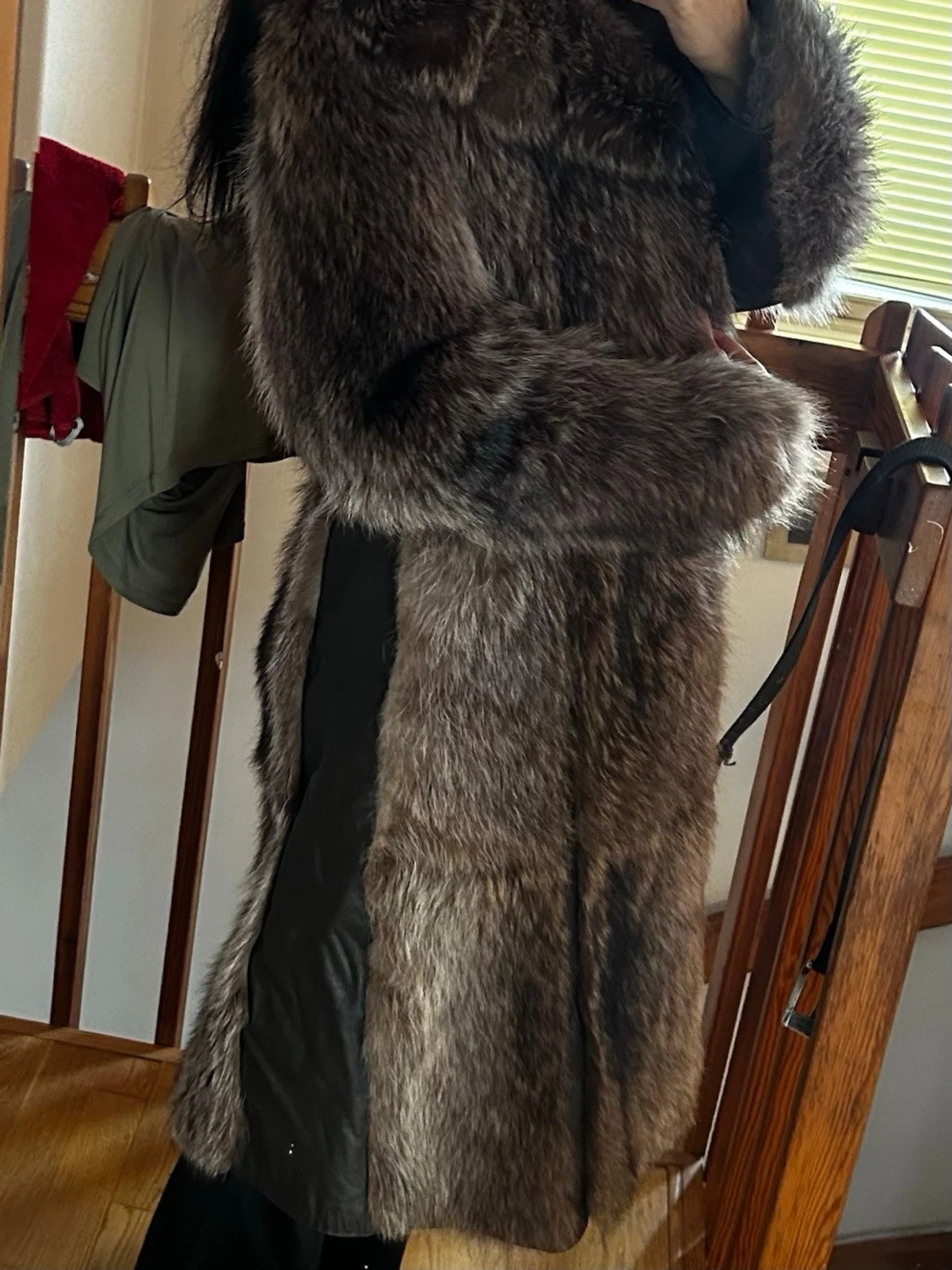 Lång brun pälsjacka med bred krage - 2