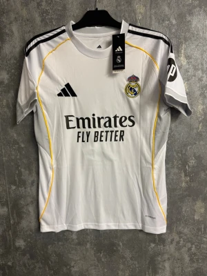 Real Madrid Mbappé fotbollströja - Medium - helt ny medium