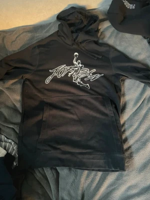 Jordan hoodie - Svart Jordan hoodie, skriv vid frågor