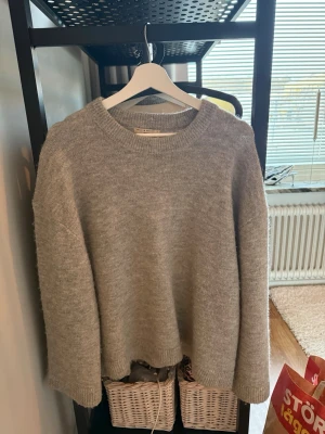 Grå stickad tröja från Gina Tricot - Mysig grå stickad tröja från Gina Tricot i storlek S. 
