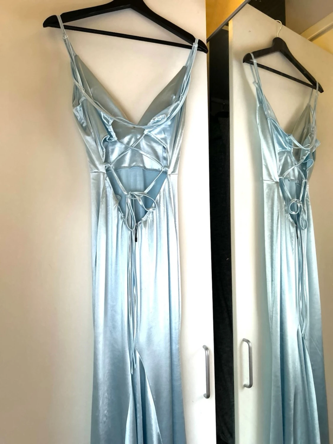 Ljusblå långklänning med snörning - 1