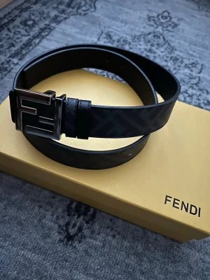 Fendi bälte - Stilren Fendi bälte helt ny skick, 110 cm passar nästan alla, pris kan diskuteras!