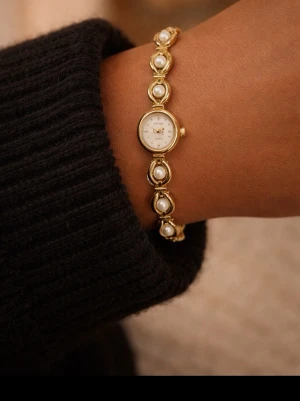 Elegant guldklocka - Fint skick med ett justerbart armband och nytt batteri 🔋 