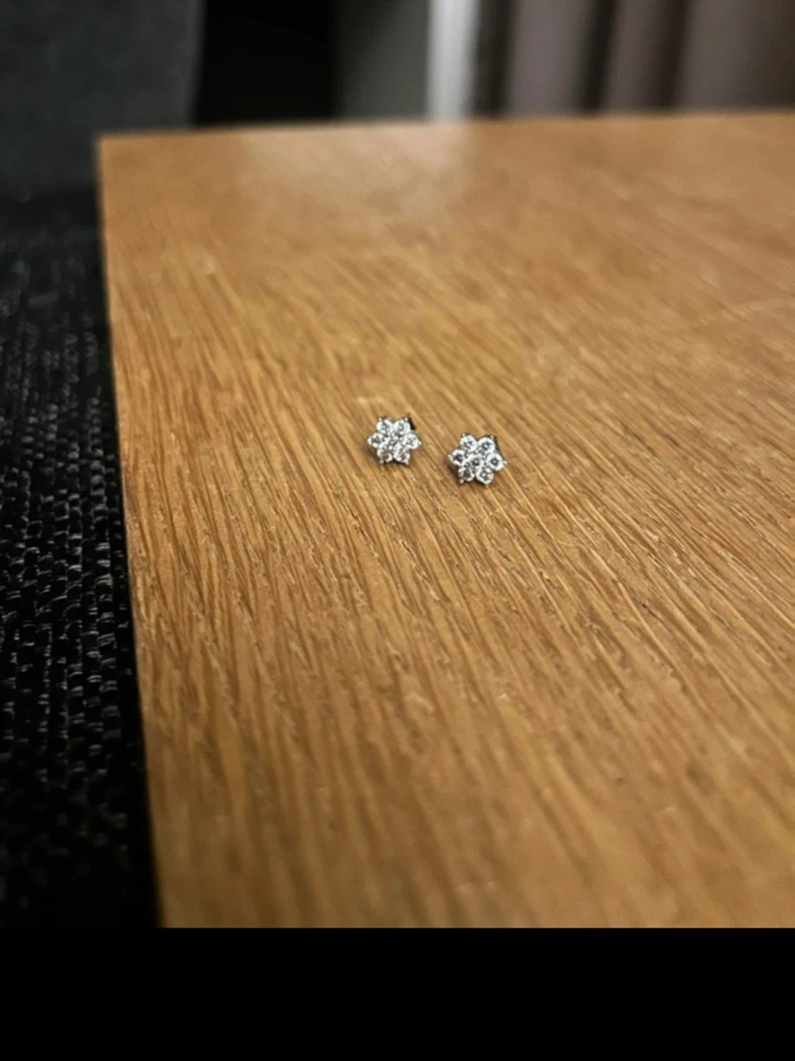 Söta örhängen i blomform silverfärg - 1