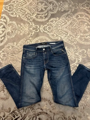 Replay Anbass slim fit jeans blå - Säljer ett par snygga mörkblå Replay Anbass. Använda i lite mindre ett år. 7,5/ 10 i skick. Perfekt för dig som älskar replay jeans!