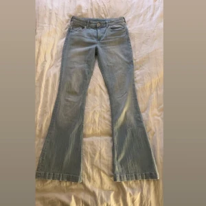 Blå bootcut jeans - Säljer nu dessa ljusblå bootcut lågmidjade jeans, säljer pga för små, skriv vid frågor om mått eller liknande💗 passar S men även Xs! Priset går alltid att diskutera vid snabb affär💘