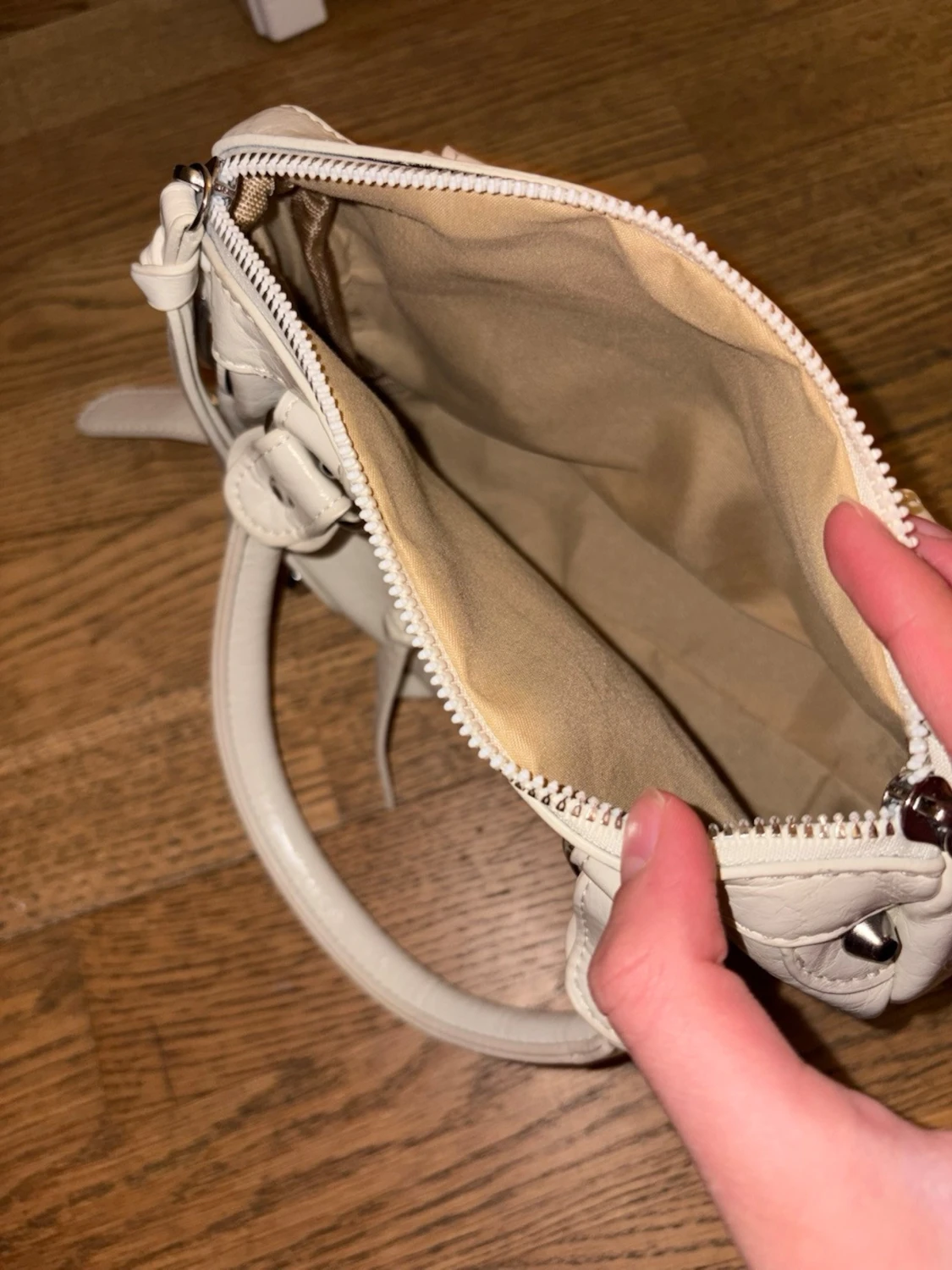 Vit handväska med silverdetaljer - 3