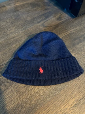 Ralph Lauren mössa - En snygg och stilren mössa som passar till det mesta. Är knappt använd ser ut som ny