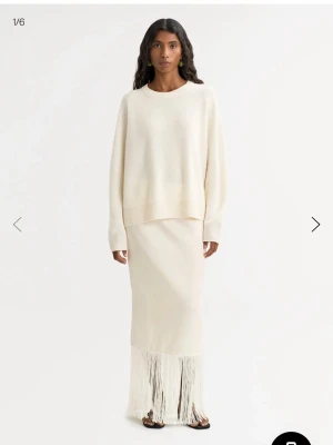 Vit kashmirtröja från Soft Goat - Boyfriend crewneck från softgoat i färgen feather white. Tröjan är i storlek S och har andvänts max 3 gånger! Ordinare pris är 2895! 