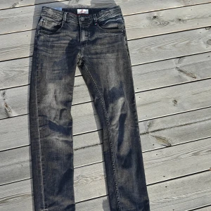 Svarta slim jeans från Vingino - Säljer ett par svarta slim fit jeans från Vingino. Jag säljer jeansen eftersom de passar inte mig längre.  Kontakta vid behov av köp eller funderingar. Pris kan diskuteras. Passar slim fit.