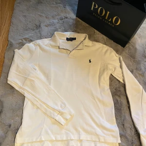 Polo Ralph Lauren Piké - Säljer en oanvänd pikétröja från Polo. Storleken är M men passar som en S. Funderingar? De båda att höra av er! :)