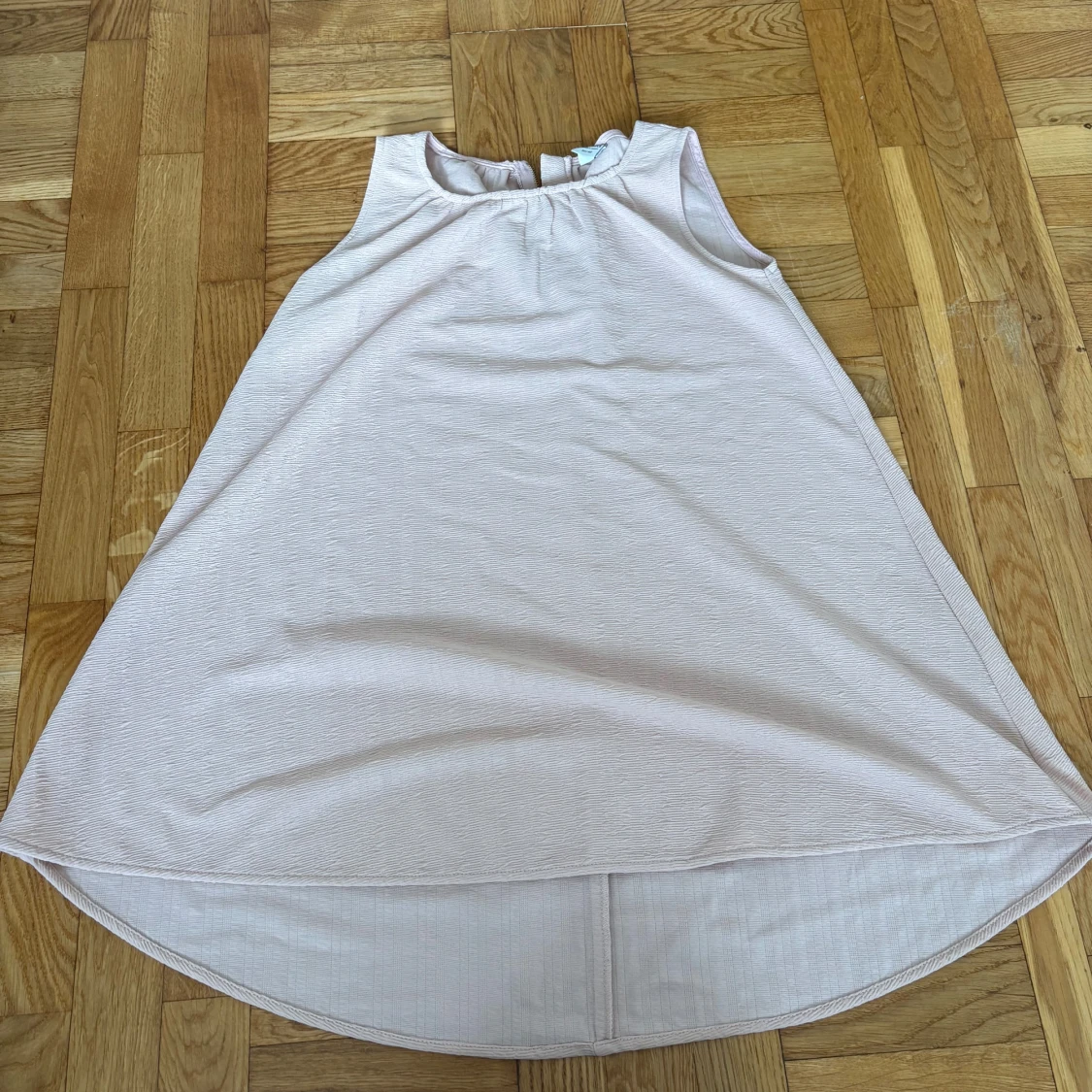 Ljusrosa ärmlös klänning från LMTD