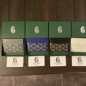 Korthållare i flera färger - Snygga och stilrena korthållare i olika färger: grå, blå, svart, vit och grön. Skriv privat för mer detaljer samt bilder. 250kr per korthållare.