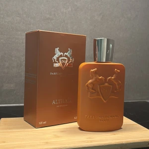 Parfums de Marly Althair 125ml - Althair från Parfums de Marly, tillverkad i Frankrike, kommer i en snygg 125 ml flaska. Ingredienser: Alcohol Denat., Parfum, Aqua, Limonene, Linalool, Tocopherol, Citral, Geraniol. Perfekt för dig som vill sticka ut med en exklusiv doft.