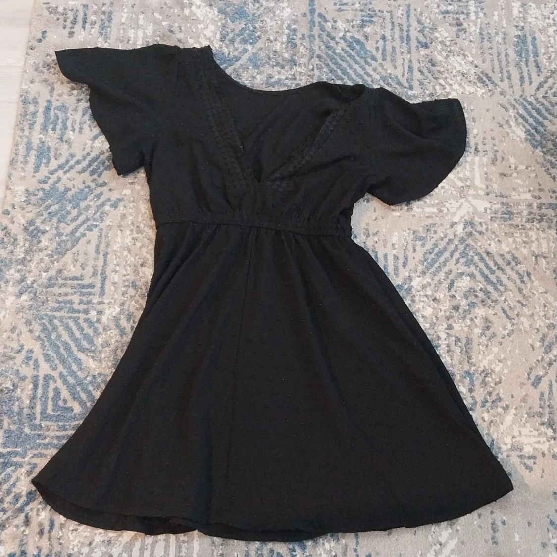 Svart kortklänning med v-ringning