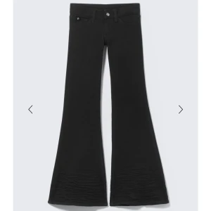 Svarta bootcut jeans med utsvängda ben - Säljer mina svara jeans från weekday, dom är mer bootcut än vanligt och jättelåga i midjan, dom är använda några gånger men är som i nyskick💕Dom är i storlek 26/32 och jag 166 och dom är nästan lite långa på mig, egna bilder kan skickas