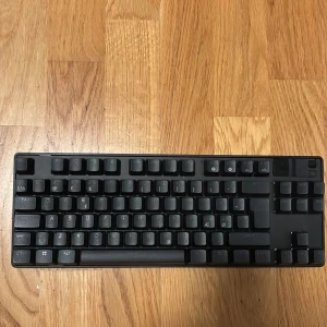SteelSeries Apex Pro TKL - SteelSeries Apex Pro TKL är ett kompakt mekaniskt tangentbord med RGB-belysning, OLED-display och magnetiskt handledsstöd. Utrustat med OmniPoint 2.0-switchar för justerbar aktiveringspunkt. Tangentbordet är i gott skick och nästan aldrig använt. Pris kan även diskuteras
