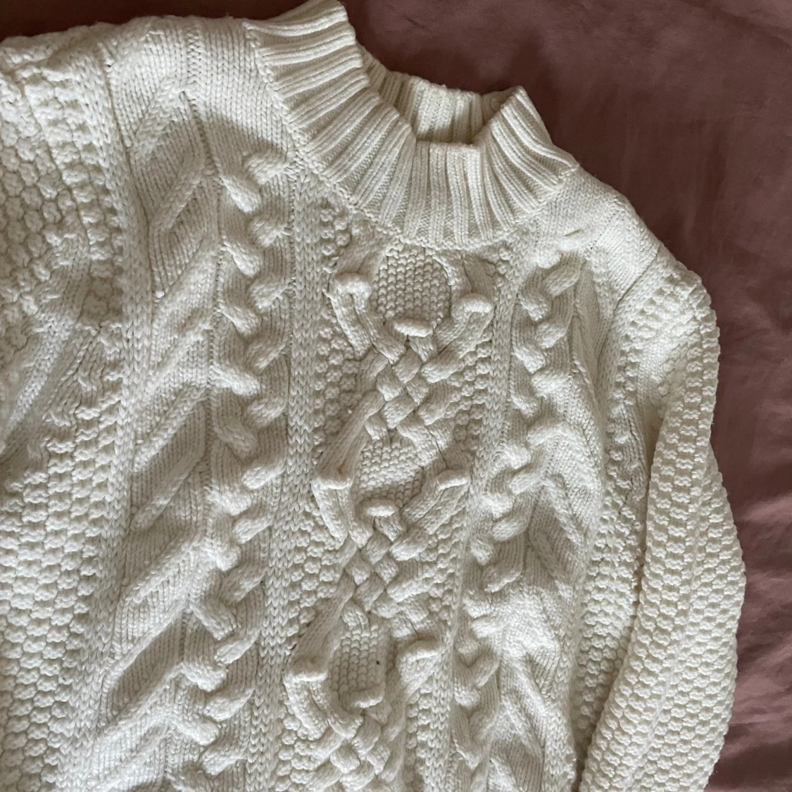 Vit stickad tröja med flätmönster - 2