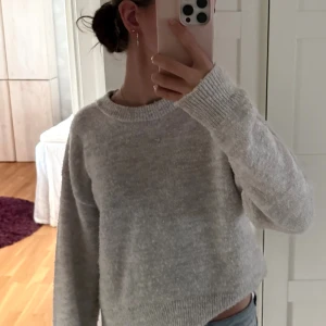 Ljusgrå stickad tröja, Gina Young - Super fin ljusgrå stickad tröja från Gina Young i storlek 146/152. Lite nopprig.