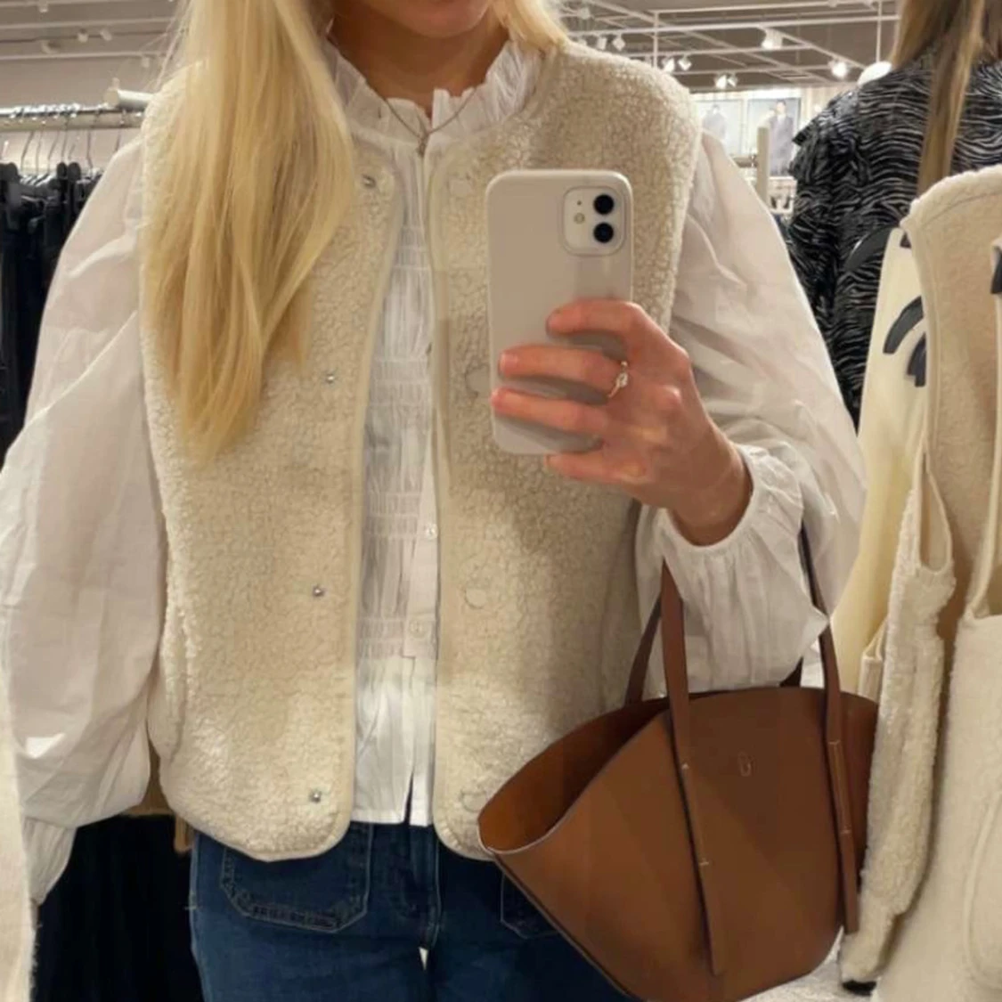 Beige fleeceväst med tryckknappar