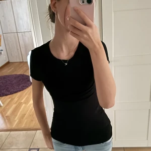 Svart soft touch t-shirt - En as skön svart soft touch T-shirt från Gina. I storlek XS, säljer då jag har dubletter.