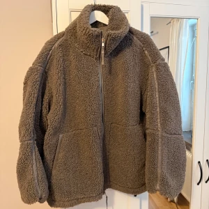 Brun teddyjacka ifrån HM - I väldigt fint skick.💕
