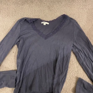 Långärmad topp Subdued  - Så snygg, köpt i London men kommer tyvärr ej till användning längre. Litet hål men går enkelt att laga, syns ej när man har den på. Storlek M men liten i modellen