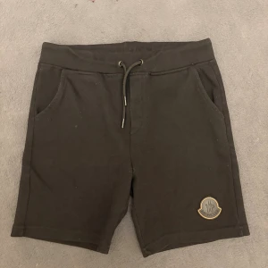 Moncler shorts - Mycket god skick, använts endast en sommar. Kvitto finns !