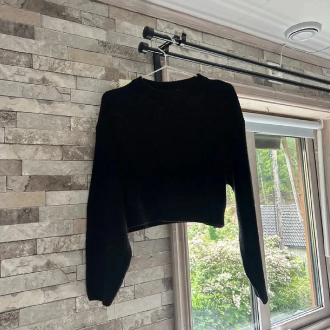 Svart croppad stickad tröja H&M