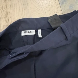 Mörkblå kostymbyxor från Weekday!💙 - Snygga mörkblå kostymbyxor från Weekday med raka ben och klassisk passform. Byxorna har hällor för bälte och stängs med knapp och dragkedja💙