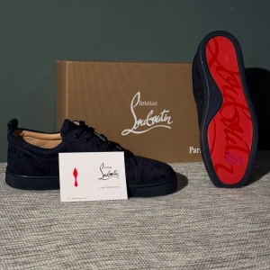 Christian Louboutin navy - Saljer nu ett par riktigt schyssta Christian Louboutin sneakers i storlek 43 men de passar även 42. Skorna är endast provade och i en mörkbla mocka med den ikoniska roda sulan. Kommer med kartong och dustbag. Skicka ett meddelande vid intresse.