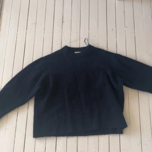 Marinblå stickad tröja  - Marinblå stickad tröja i storlek 170/S ifrån Gina Young!!