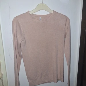 Tunn stickad tröja - En enkel och stilren rosa stickad tröja från Sinsay i storlek XS. Tröjan har rund halsringning, långa ärmar och ribbade muddar vid ärmslut och nederkant. Perfekt att matcha med jeans eller kjol för en clean look. Helt oanvänd😊