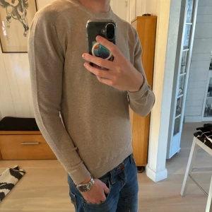 Beige stickad tröja - En fet tröja i storlek S🙌 Hör av er vid frågor vid snabb affär kan pris diskuteras