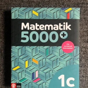Matematik 5000+ 1c - En modern och populär mattebok för gymnasiet, anpassad för 2021 års ämnesplan. Innehåller digitala verktyg, programmering och utmanande uppgifter. Perfekt för dig som vill utveckla dina mattekunskaper med variation och tydlig progression.
