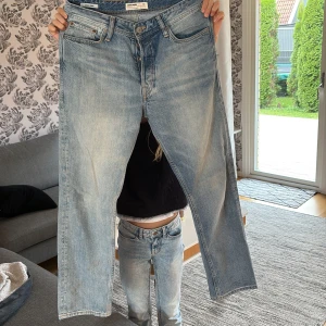 Jack & Jones Ljusblå jeans  - Tja säljer ett par jeans i mycket bra skick från Jack N Jones, endast använda ett fåtal gånger och väl omhändertagna. Inga skador eller defekter. Pris kan diskuteras vid snabb affär men skicka då inte bara ett bud utan kom med något också. Hör av dig vid minsta fundering! 