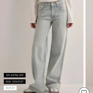 Lågmidjade vida jeans  - Säljer dessa supersnygga lågmidjade vida jeansen från Nelly i storlek 36. Säljer dom då de inte passar mig och inte kommer till andvändning. 