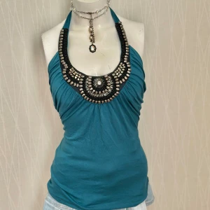 Turkos halterneck linnetopp med pärldetaljer - Turkos halterneck linnetopp med pärldetaljer
