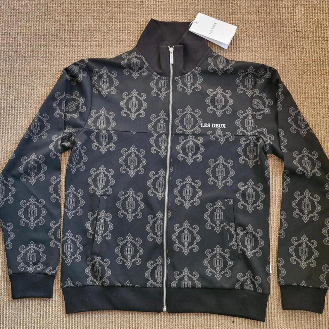 Svart mönstrad tjock tröja från Les Deux 