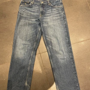 Blå relaxed jeans från Gant W28 - Snygga blå jeans från Gant i modellen Camie-Relaxed. Jeansen har klassisk femficksdesign, raka ben och normal passform, perfekta för dig som gillar en avslappnad stil. Jeansen är i bra skick. Priset är inte satt i sten 😉 (Original priset är 1300kr) 