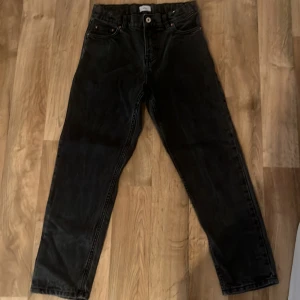 Grunt Jeans  - Street Loose Dark Grey - Storlek: 152 cm