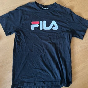 Svart FILA t-shirt med logga - Svart t-shirt från FILA med stor vit och röd logga framtill. 