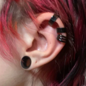 Fejk örhängen  - Asså hämska bilder. Men jaja. Lite började fejk örhängen men dom sitter bra. Har alltid hörlurar så ingen ser dom om ja hade haft på mig som. En har ett litet hål i sig för att man ska kunna hänga i en kedja eller ett örhänge