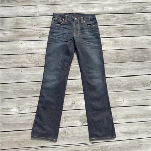 Nya Nudie jeans! - Tja säljer dessa tvär feta nudie jeans med tags! Jag köpte dom på Plick av en kille som köpt dem med tagsen kvar på men tog av dom då jag trodde jag skulle få mer användning av dom! Använda en gång! 30/32! Slim Jim model vilket är en regular/ smått bootcut passform! Mått: Längd: 106 cm! Midja: 40 cm! Ben öppningen: 20cm!