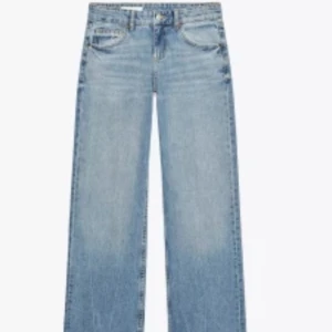 Ljusblå raka jeans - jättesnygga blåa jeans från Zara, rak modell som tyvärr inte säljs längre. Aldrig använda! Tyvärr ingen egen bild pga det. Nypris ca 400kr